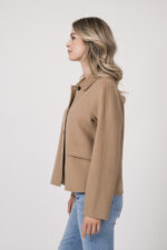 Model trägt einen Kurzarmpulli der Marke Joop! in Weiß, eine Jeans der Marke 7 for all mankind in hellblau. Eine Jacke der Merke Mabrun in Camel.