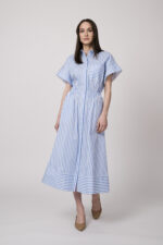 Model trägt ein hellblau-weiß gestreiftes Hemdblusenkleid der Marke Joop!