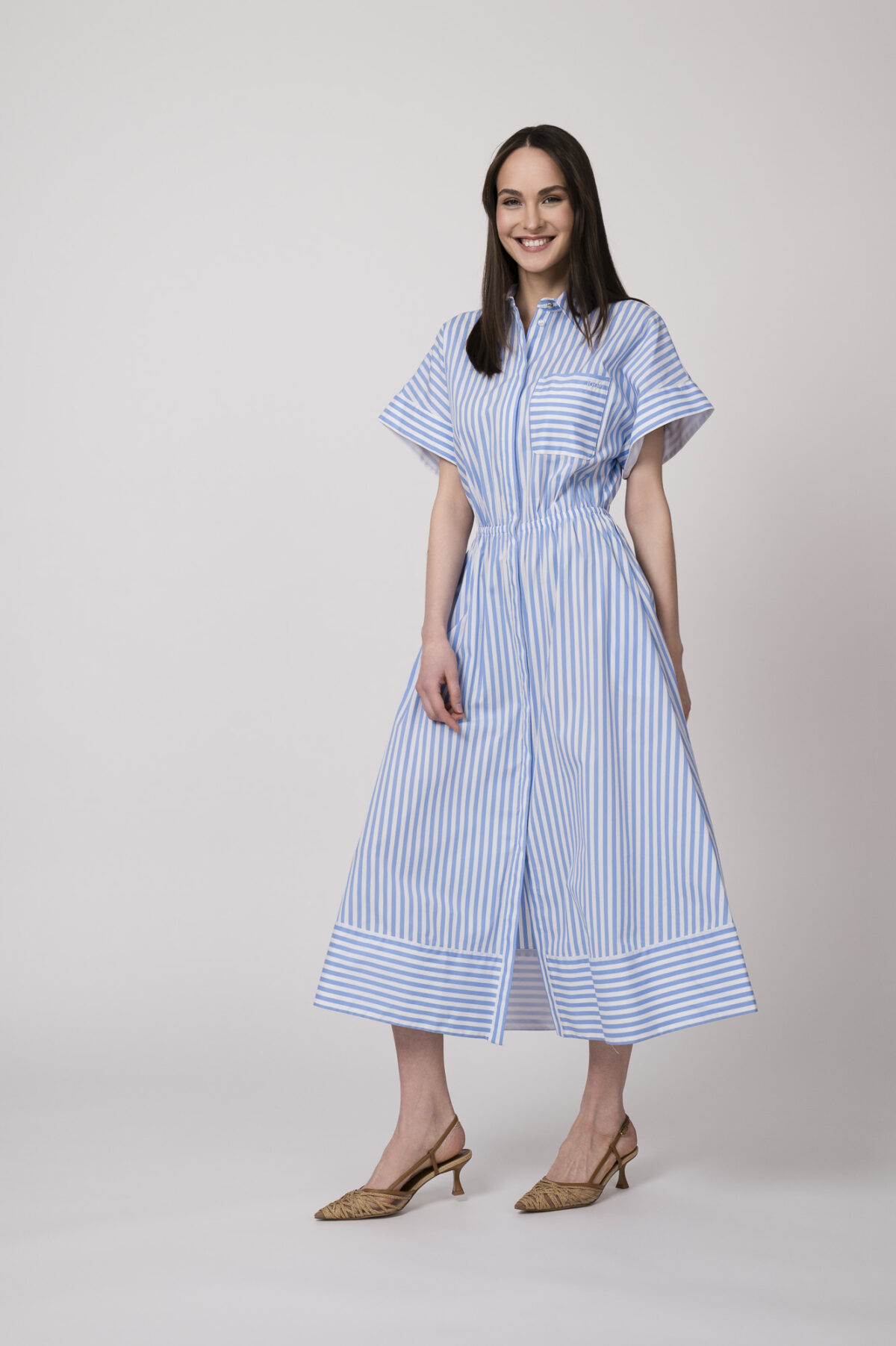 Model trägt ein hellblau-weiß gestreiftes Hemdblusenkleid der Marke Joop!