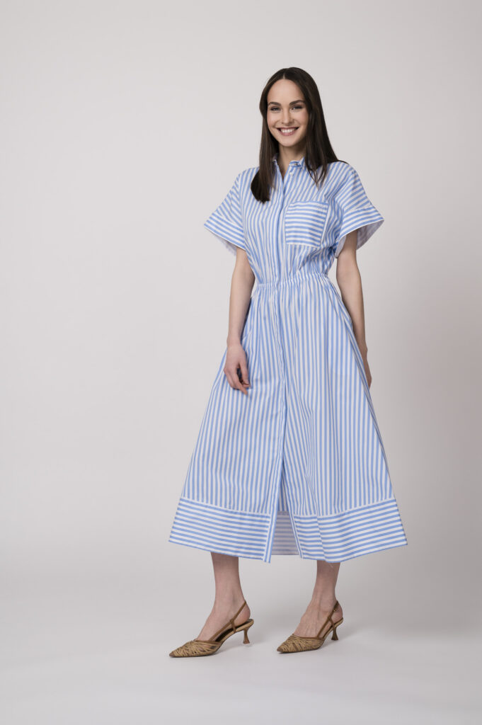 Model trägt ein hellblau-weiß gestreiftes Hemdblusenkleid der Marke Joop!
