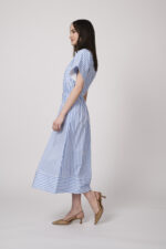 Model trägt ein hellblau-weiß gestreiftes Hemdblusenkleid der Marke Joop!