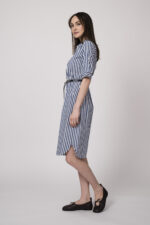 Model trägt ein blau-weiß gestreiftes Hemdblusenkleid der Marke Joop!