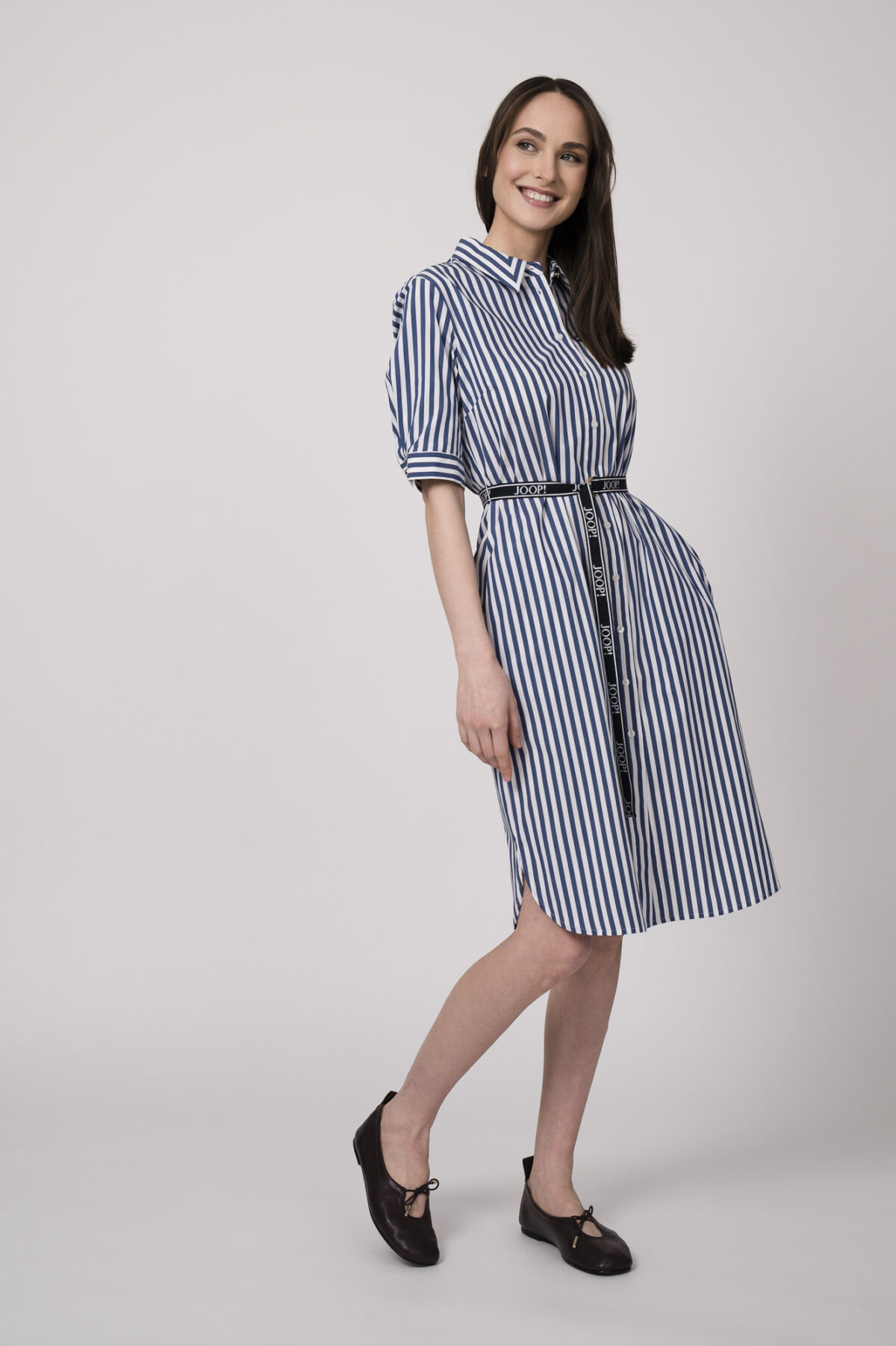 Model trägt ein blau-weiß gestreiftes Hemdblusenkleid der Marke Joop!