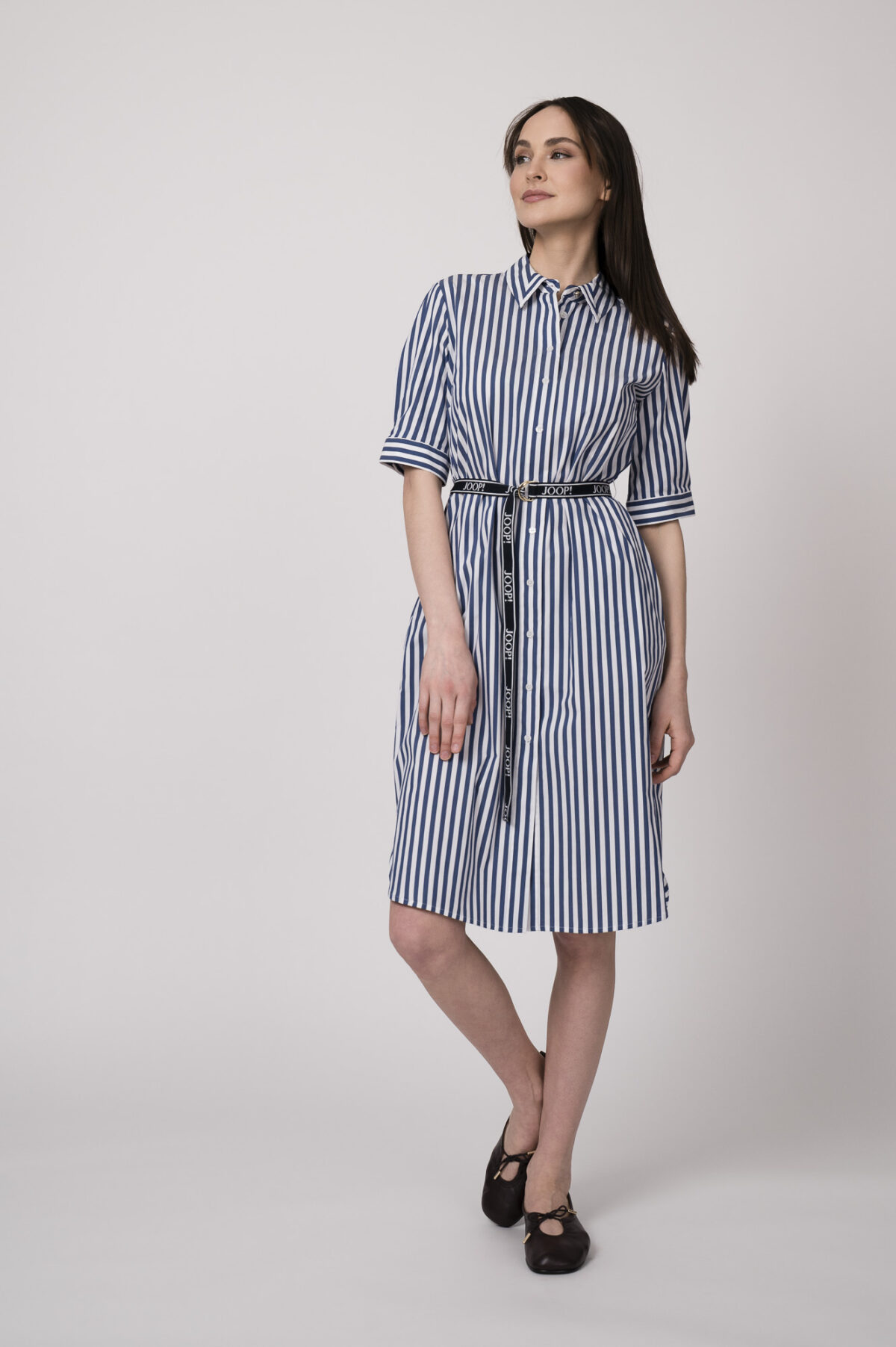 Model trägt ein blau-weiß gestreiftes Hemdblusenkleid der Marke Joop!