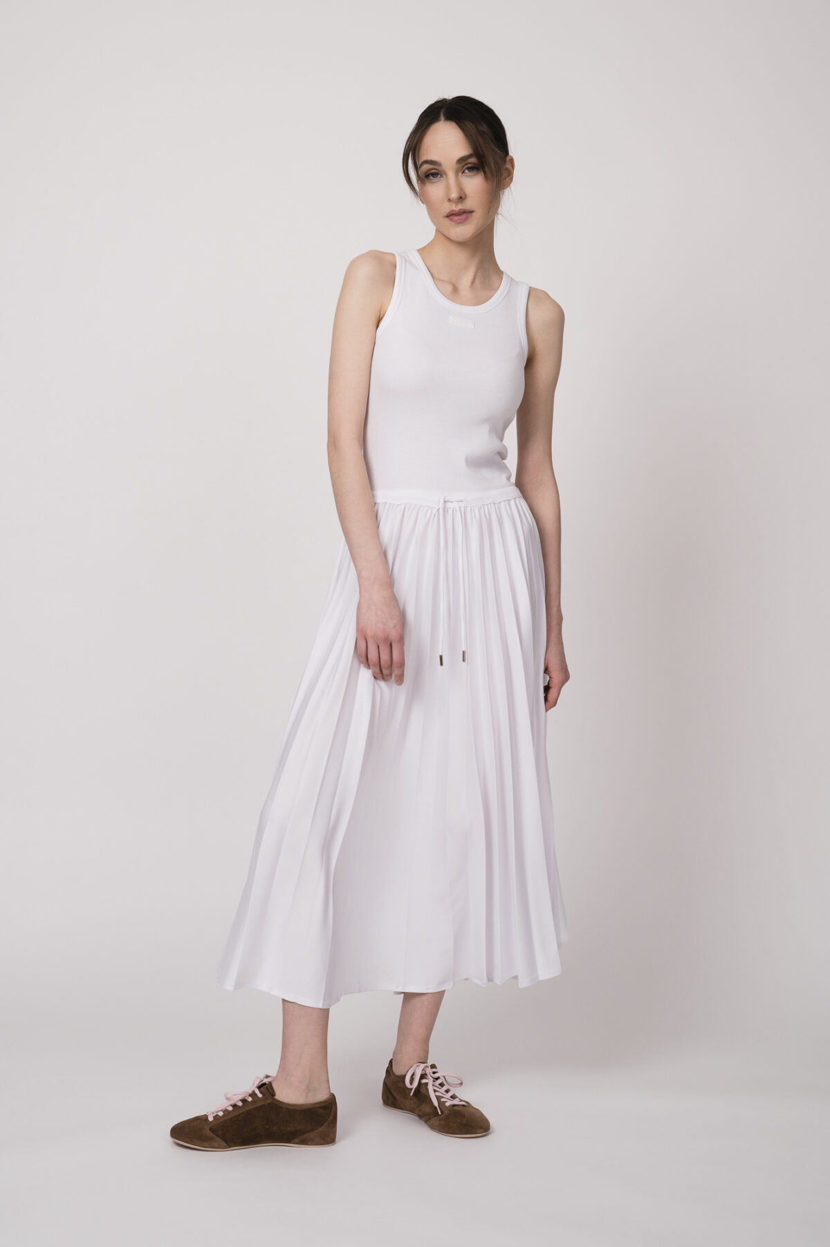 Model trägt ein weißes Kleid der Marke Joop!