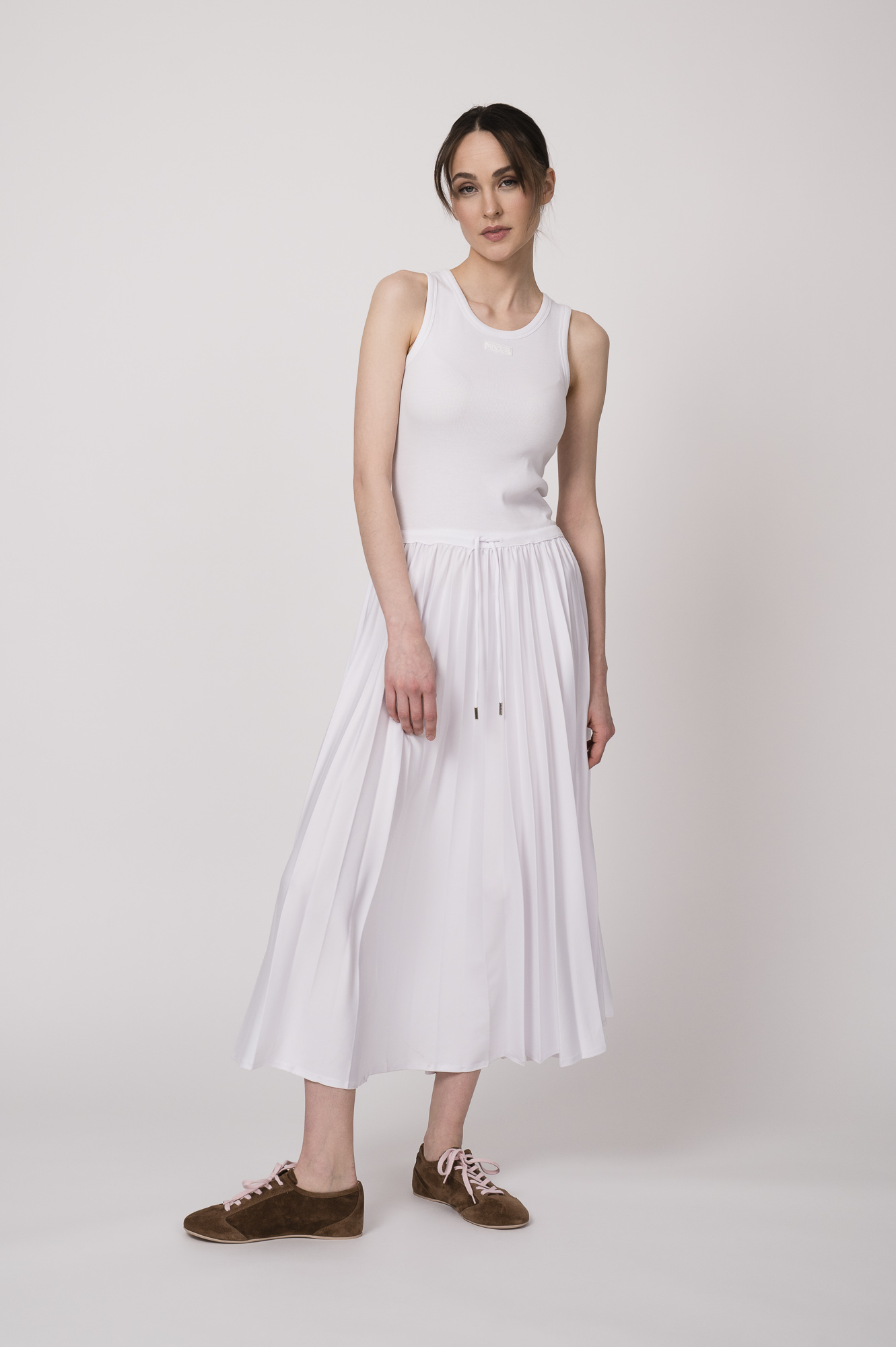 Model trägt ein weißes Kleid der Marke Joop!