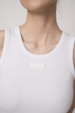 Model trägt ein weißes Kleid der Marke Joop!