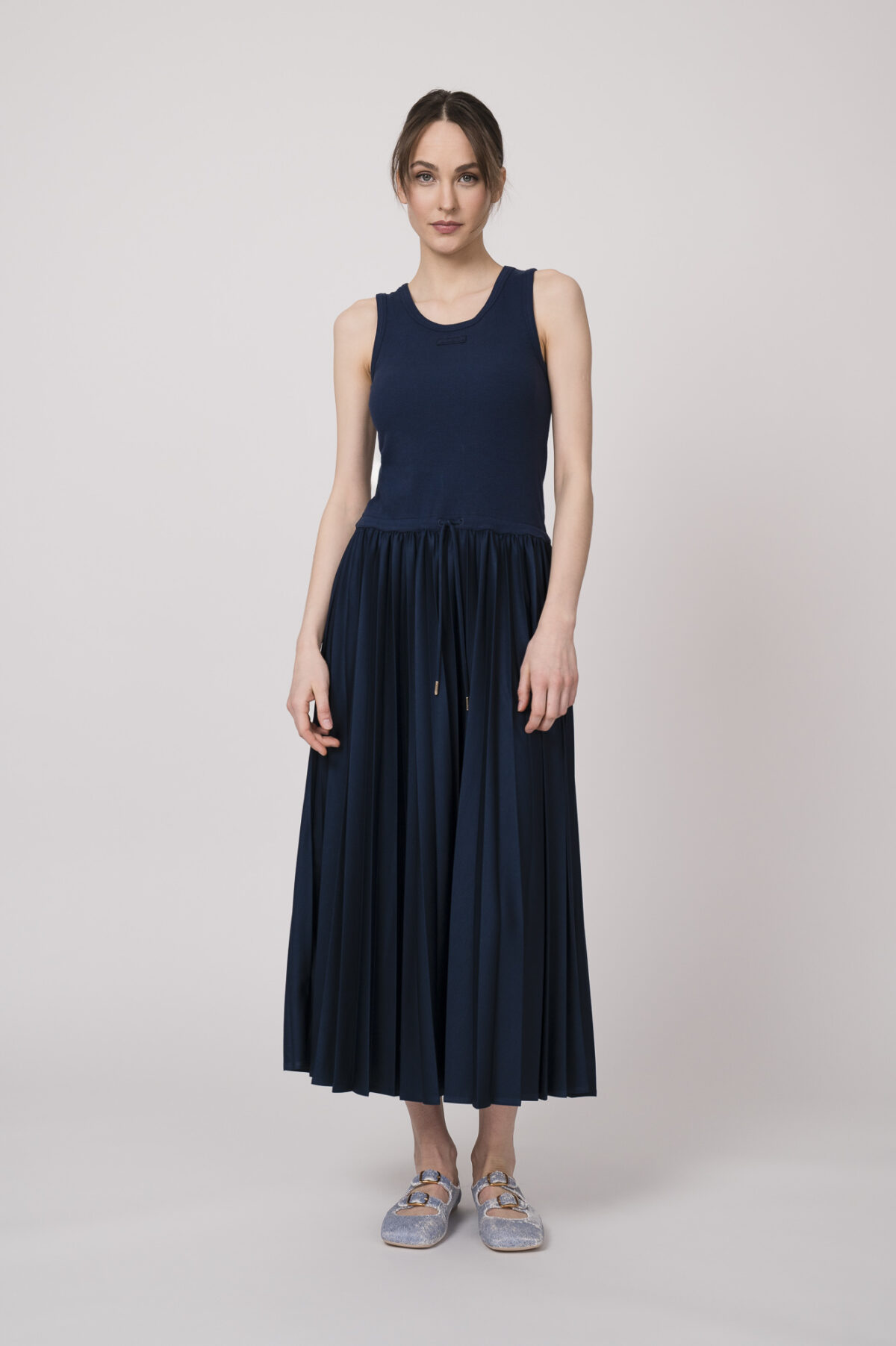 Model trägt ein marine-blaues Kleid der Marke Joop!