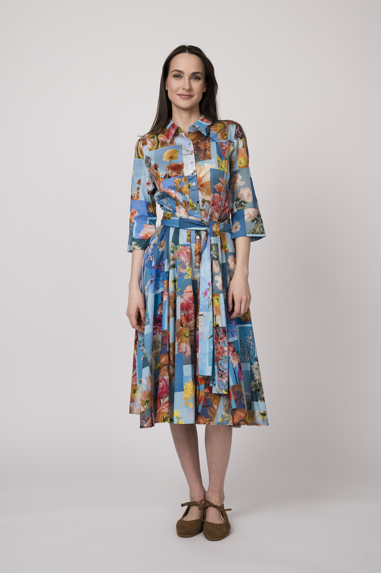 Model trägt ein blaues Hemdblusenkleid mit Blumenprints der Marke unbreak.it