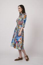 Model trägt ein blaues Hemdblusenkleid mit Blumenprints der Marke unbreak.it