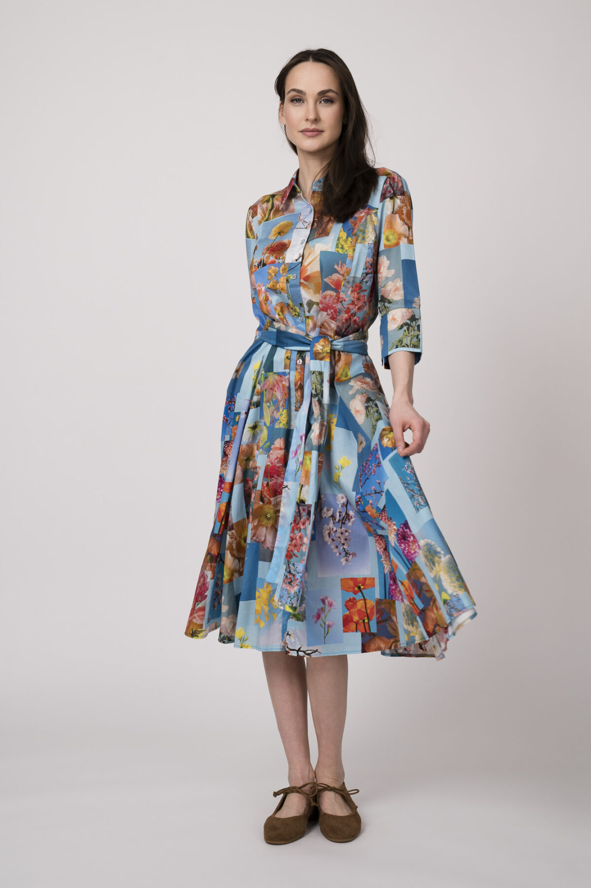 Model trägt ein blaues Hemdblusenkleid mit Blumenprints der Marke unbreak.it