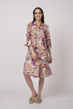 Model trägt ein bunt gemustertes Hemdblusenkleid der Marke Robert Friedman.