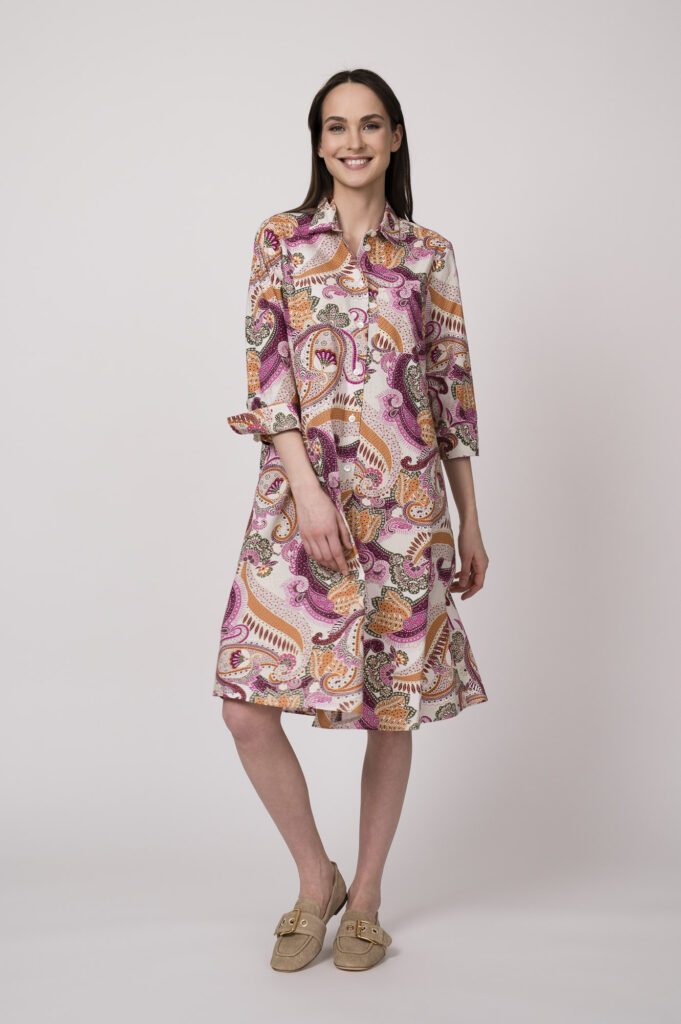 Model trägt ein bunt gemustertes Hemdblusenkleid der Marke Robert Friedman.