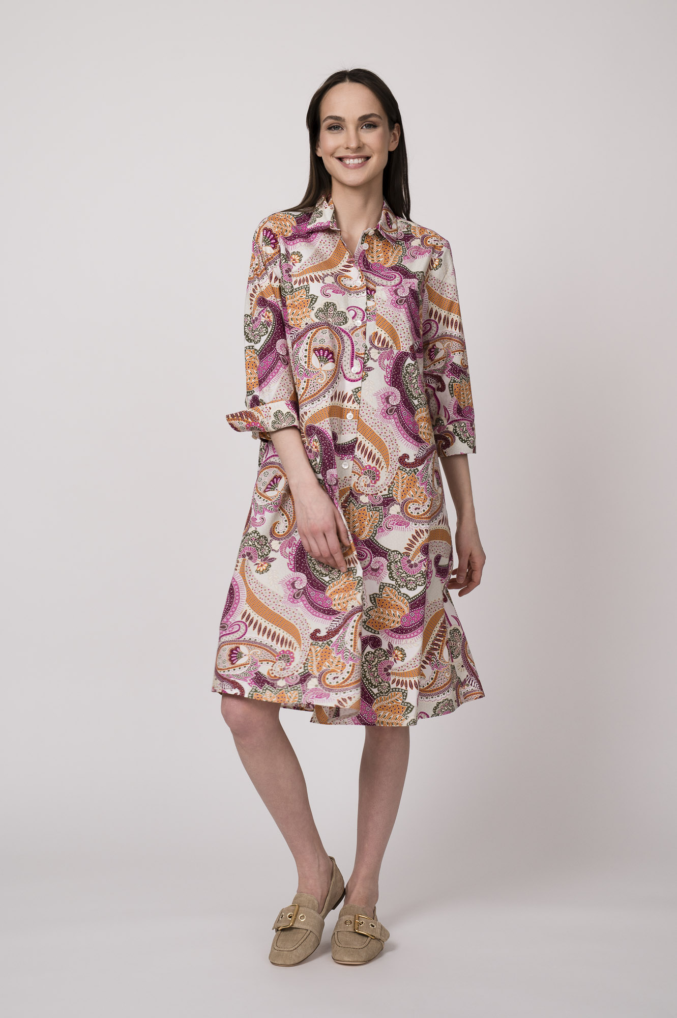 Model trägt ein bunt gemustertes Hemdblusenkleid der Marke Robert Friedman.