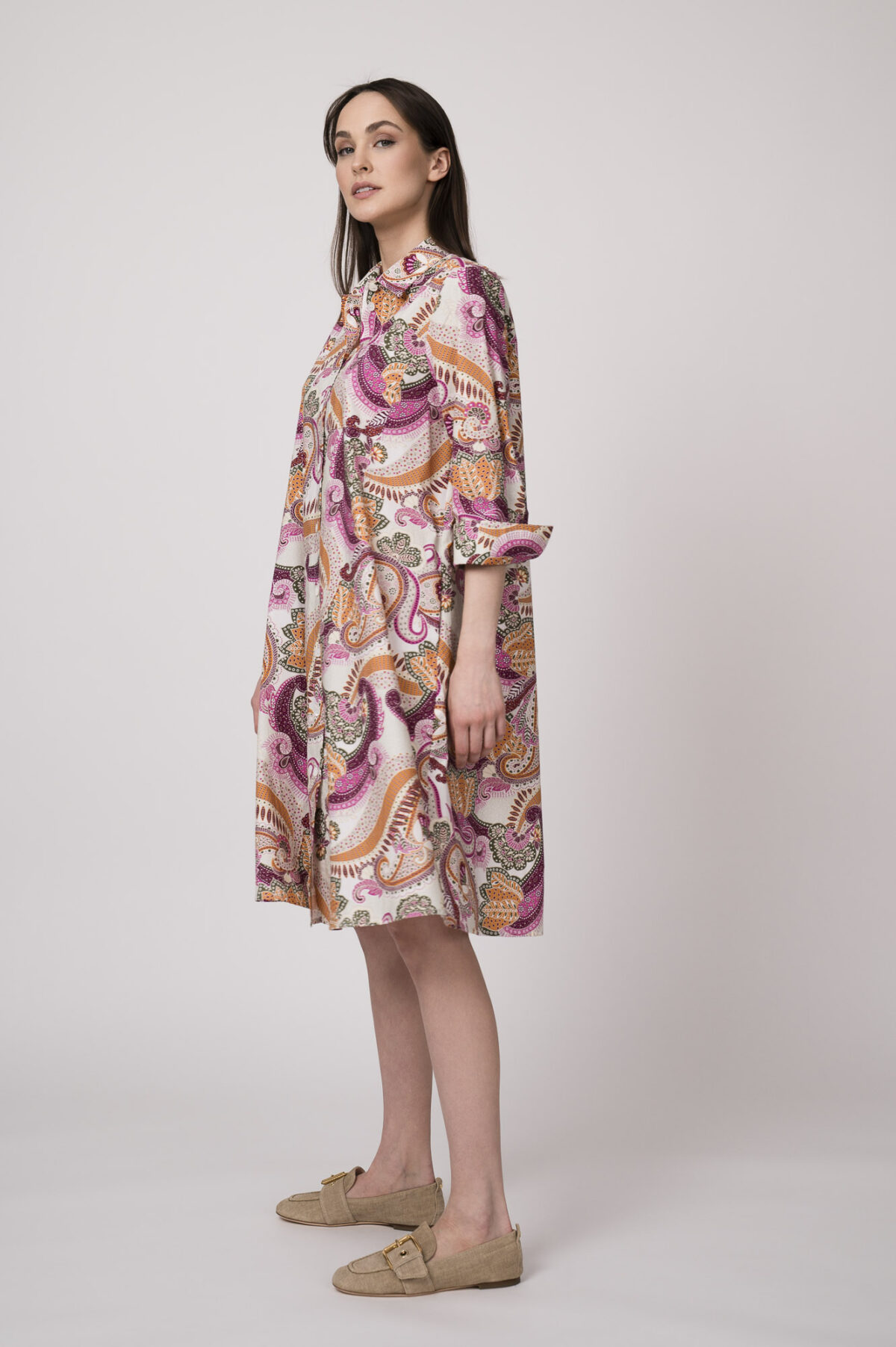 Model trägt ein bunt gemustertes Hemdblusenkleid der Marke Robert Friedman.