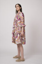 Model trägt ein bunt gemustertes Hemdblusenkleid der Marke Robert Friedman.