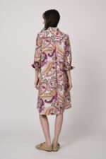 Model trägt ein bunt gemustertes Hemdblusenkleid der Marke Robert Friedman.