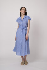 Model trägt ein hellblaues Hemdblusenkleid der Marke Robert Friedman.