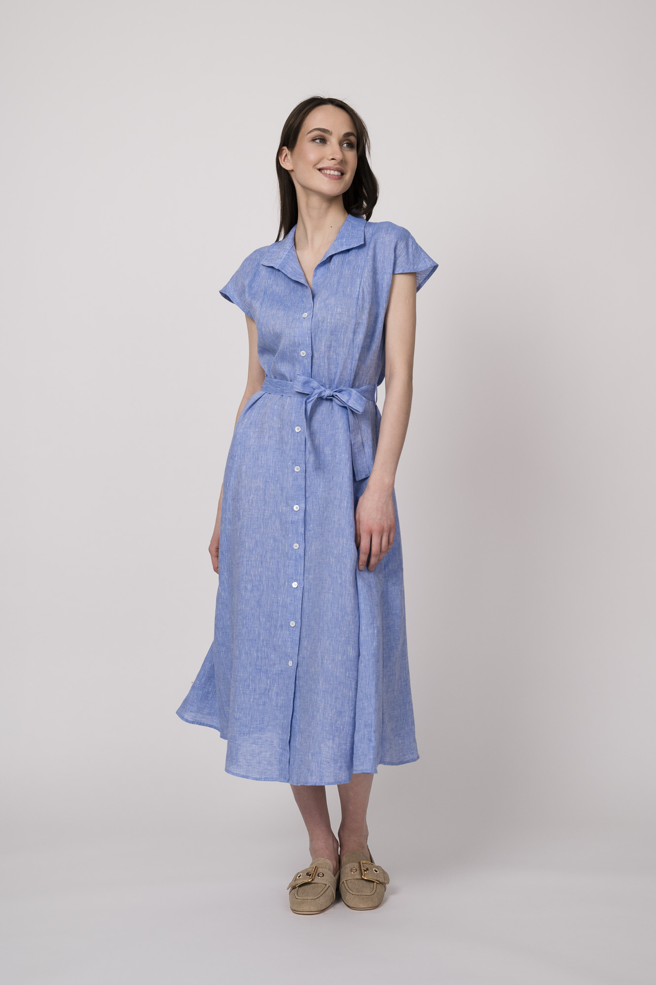 Model trägt ein hellblaues Hemdblusenkleid der Marke Robert Friedman.