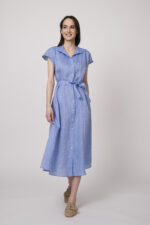 Model trägt ein hellblaues Hemdblusenkleid der Marke Robert Friedman.