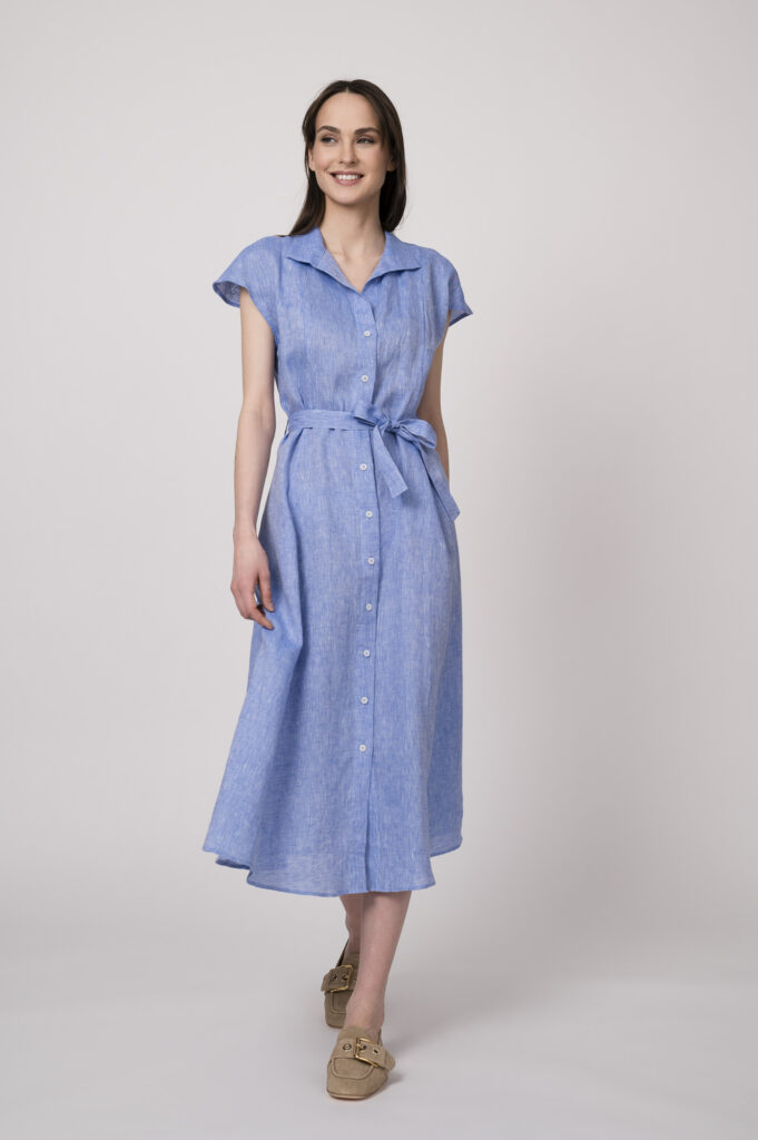 Model trägt ein hellblaues Hemdblusenkleid der Marke Robert Friedman.