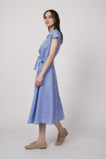 Model trägt ein hellblaues Hemdblusenkleid der Marke Robert Friedman.