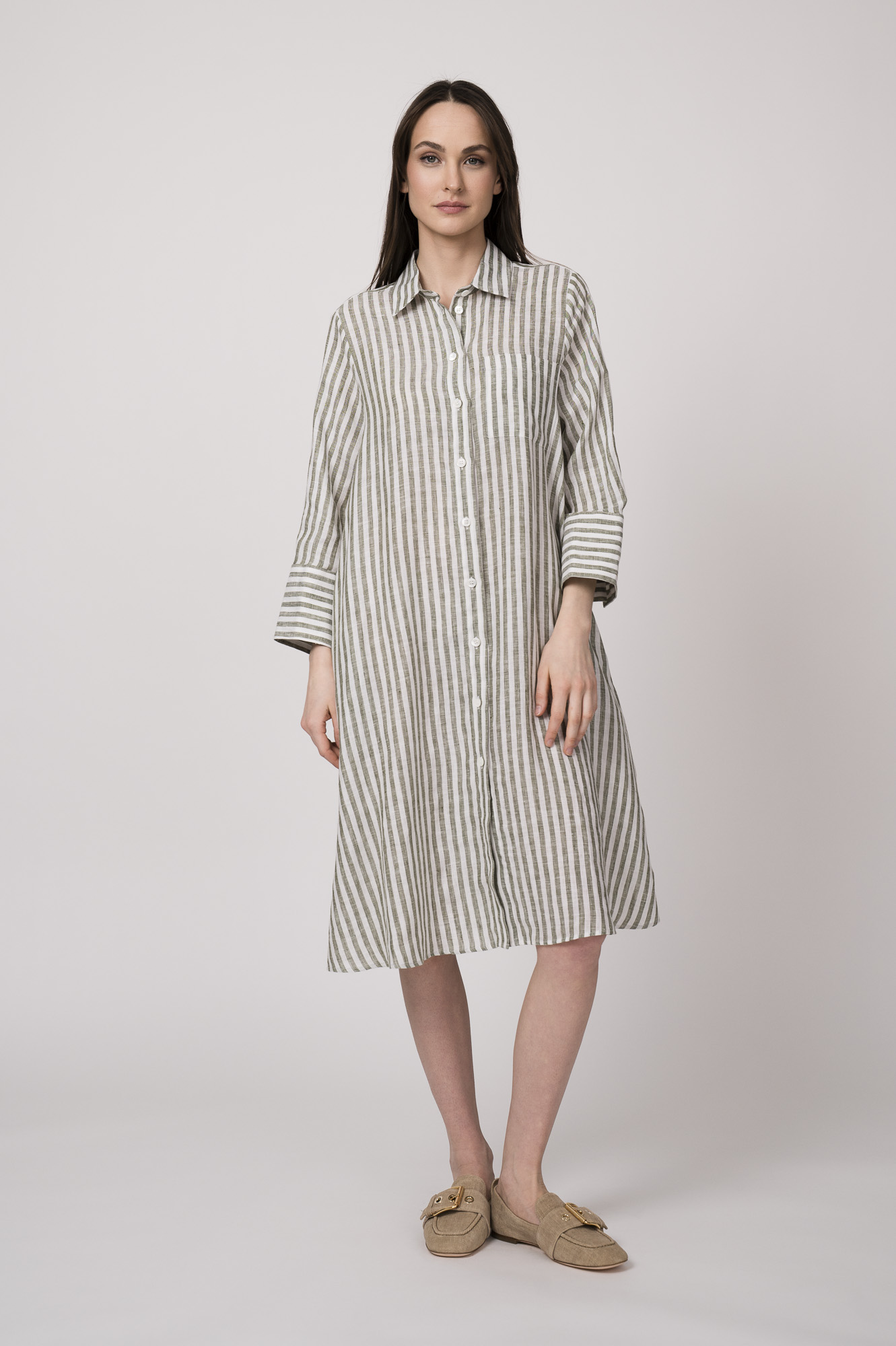 Model trägt ein grün-weiß gestreiftes Hemdblusenkleid der Marke Robert Friedman.