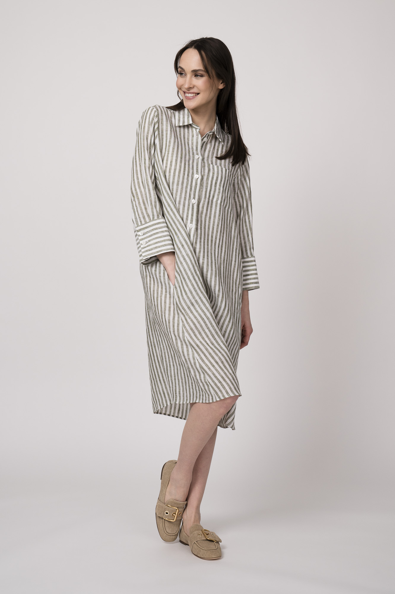 Model trägt ein grün-weiß gestreiftes Hemdblusenkleid der Marke Robert Friedman.