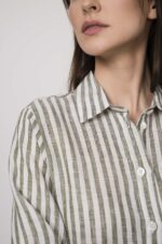 Model trägt ein grün-weiß gestreiftes Hemdblusenkleid der Marke Robert Friedman.