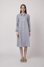 Model trägt ein blau-weiß gestreiftes Hemdblusenkleid der Marke Robert Friedman.