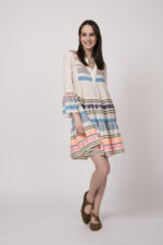 Model trägt ein bunt gestreiftes kurzes Kleid der Marke Devotion.