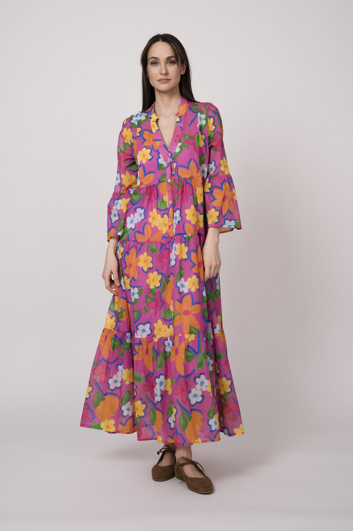 Model trägt ein pinkes Maxikleid mit Blumenprint der Marke Grace.