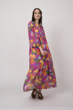 Model trägt ein pinkes Maxikleid mit Blumenprint der Marke Grace.