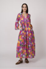 Model trägt ein pinkes Maxikleid mit Blumenprint der Marke Grace.