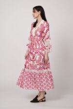 Model trägt ein weiß und rot gemustertes Kleid der Marke Grace.