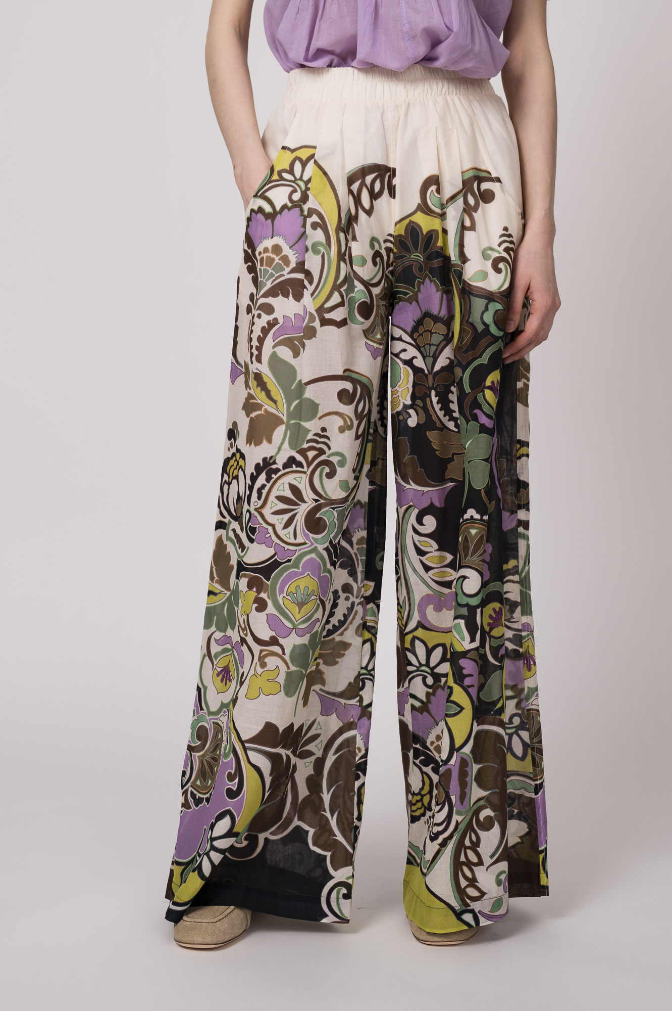 Model trägt bunte Hose der Marke Devotion.