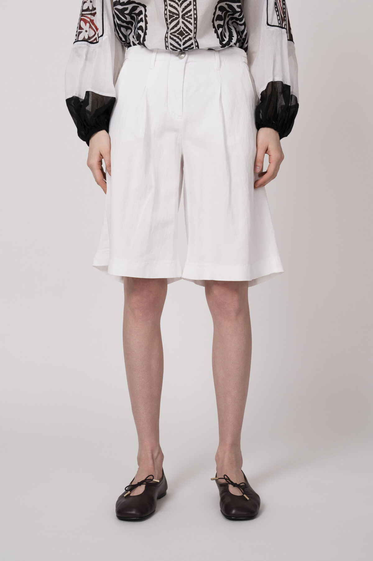 Model trägt eine Bermuda Shorts der Marke Luisa Cerano.