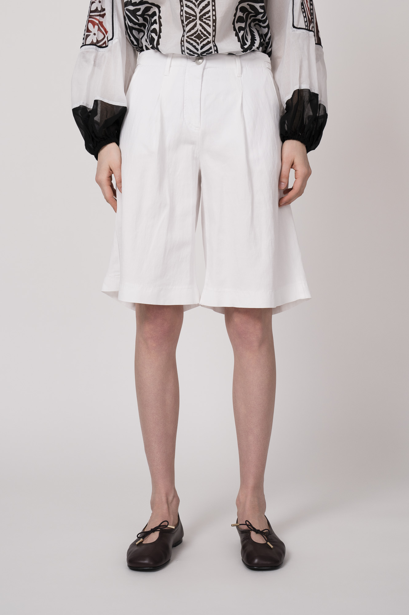 Model trägt eine Bermuda Shorts der Marke Luisa Cerano.