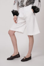 Model trägt eine Bermuda Shorts der Marke Luisa Cerano.