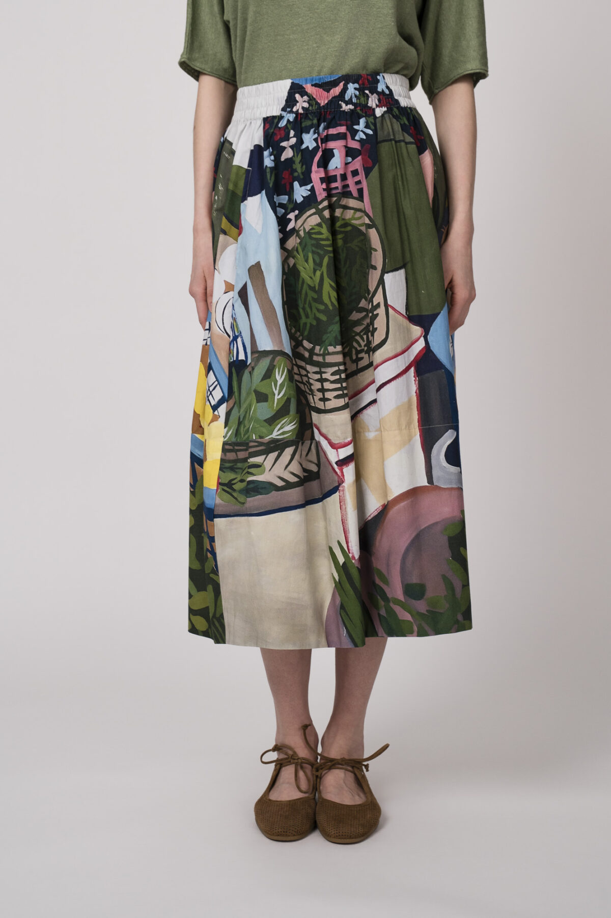 Model trägt einen Rock mit buntem Print der Marke Talking Walls.