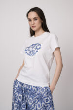 Model trägt ein weißes Shirt mit Logoprint der Marke Joop!