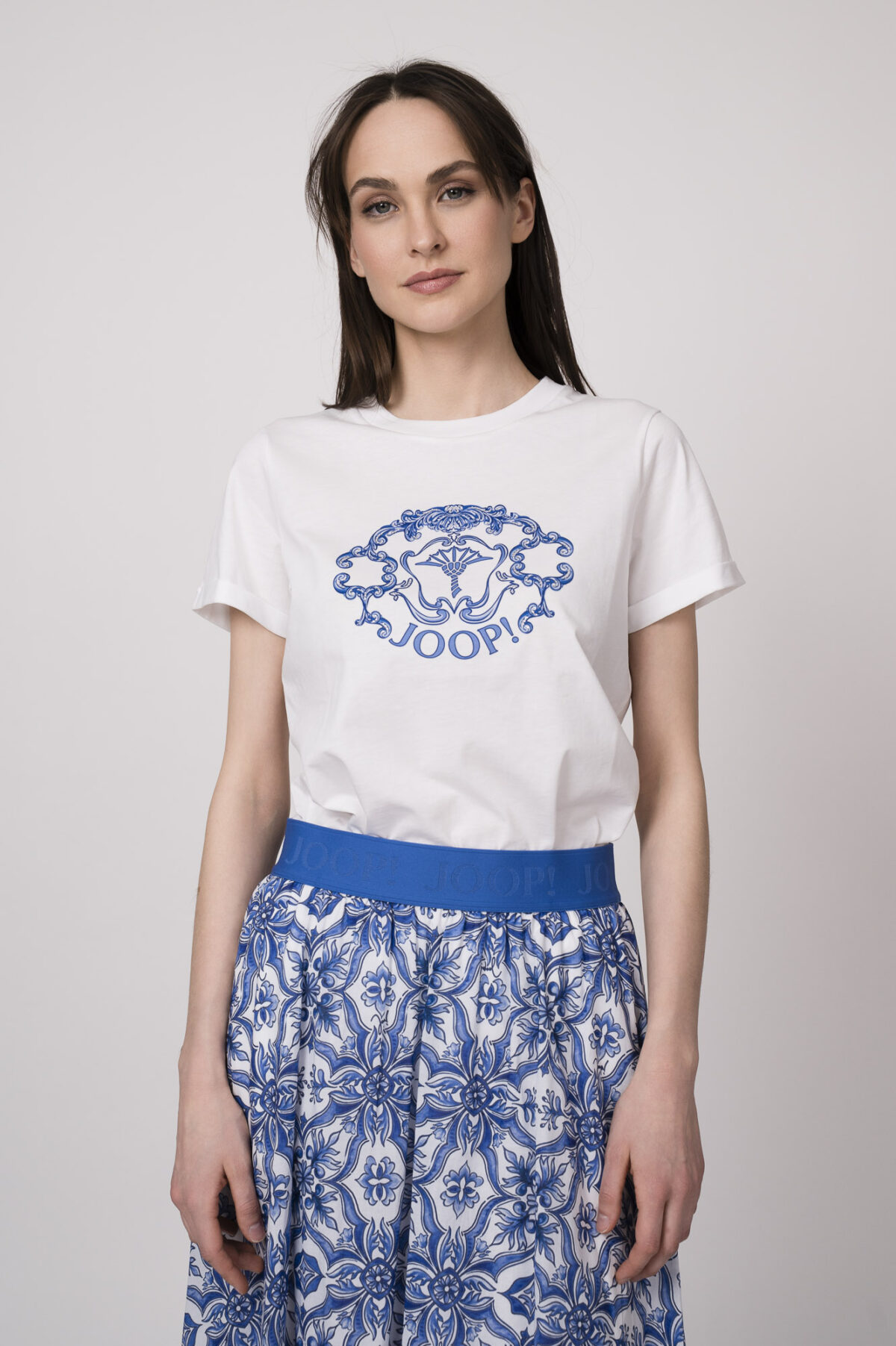 Model trägt ein weißes Shirt mit Logoprint der Marke Joop!