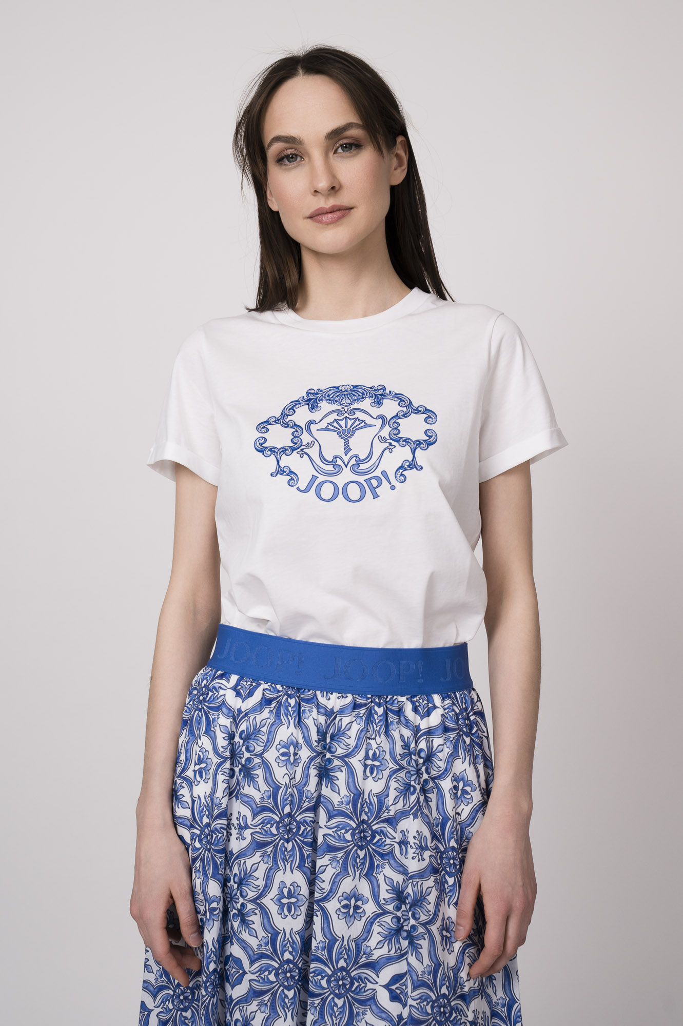Model trägt ein weißes Shirt mit Logoprint der Marke Joop!