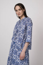 Model trägt eine blau-weiß gemusterte Bluse der Marke Joop!