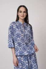 Model trägt eine blau-weiß gemusterte Bluse der Marke Joop!