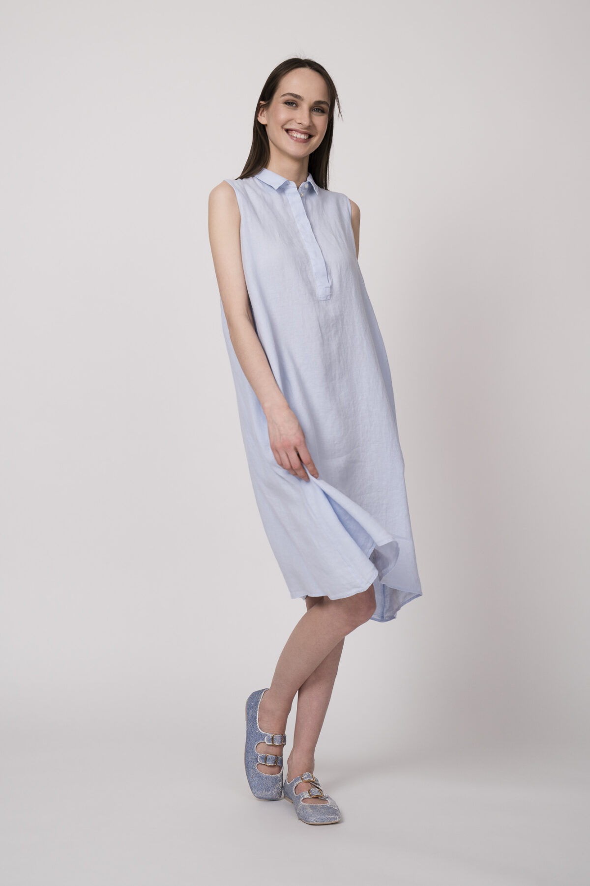 Model trägt ein hellblaues Kleid der Marke Soluzione.