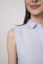 Model trägt ein hellblaues Kleid der Marke Soluzione.