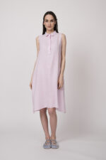 Model trägt ein rosa Kleid der Marke Soluzione.