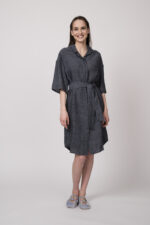 Model trägt ein graues Kleid der Marke 0039Italy.