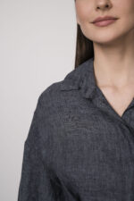 Model trägt ein graues Kleid der Marke 0039Italy.